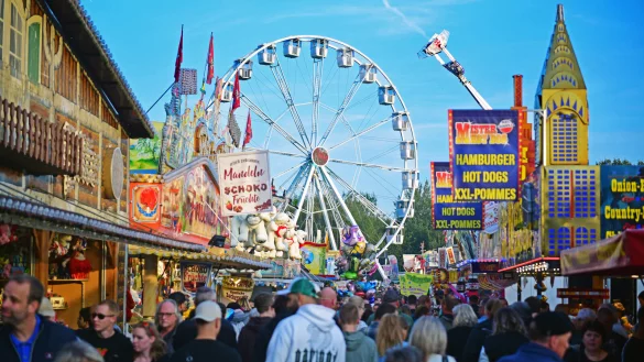 Reinholdi samt Riesenrad - die Kirmes hat einen besonderen Charme und auch in diesem Jahr einiges zu bieten. - &copy; Nicole Ellerbrake