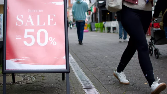 Schilder wie dieses sind in der Innenstadt erlaubt. Sogar drei pro Geschäft gewährt die örtliche Gestaltungssatzung. - © Raphael Bartling