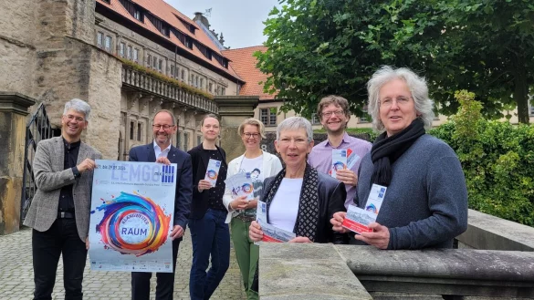 Laden ein zu einem besonderen Ereignis: Volker Jänig (Kantor St. Marien), Jörg Düning-Gast (Landesverband Lippe), Lysann Rehberg (Stadt Lemgo, Silvia Herrmann (Weserrenaissance-Museum), Dr. Vera Lüpke (Freundeskreis WRM), Frank Schreiber (Kantor St. Nicolai) und Arno Paduch (Heinrich-Schütz-Gesellschaft). - © Katrin Kantelberg