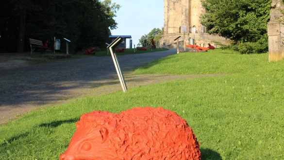 Der "Demonstrationszug der Tiere" zieht sich beidseitig zum Hermannsdenkmal hoch. - &copy; Naturpark