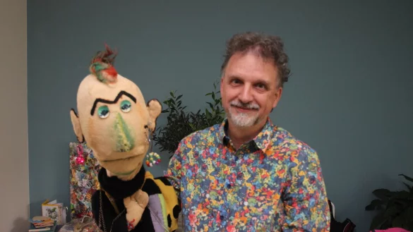 Helge Seekamp mit der selbst gemachten Puppe Roland: Nach 24 Jahren als Pfarrer in der evangelisch-reformierten Kirchengemeinde geht der extrem vielseitige Theologe (und Musiker) Ende September in den Ruhestand. - &copy; Jens Rademacher