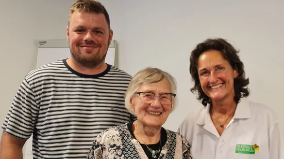 Drei strahlende Gesichter, drei Generationen, drei Schicksale: Marcus Alf, Helga Mahner und Sabine Br&uuml;ggemann haben einen k&uuml;nstlichen Darmausgang und wollen andere Betroffene &uuml;berzeugen, dass ein Leben mit Stoma durchaus sch&ouml;n und lebenswert ist. - &copy; Marianne Schwarzer