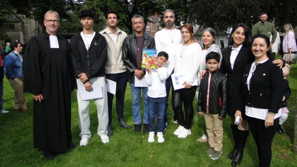 Landeskirchen-Pfarrer Dieter B&ouml;kemeier (links) erl&auml;uterte Mitgliedern des internationalen Bibelkreises (hier aus dem Iran) die Idee des &ouml;kumenischen Tauffestes. - &copy; Hajo G&auml;rtner