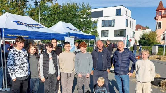 Stolz präsentieren die Sielmänner ihr Batmobil, das sie mit Unterstützung von Peter-Joachim Müller und Oliver Glaser sowie den Hanning-Elektro-Werken und weiteren Unterstützern gebaut haben. Foto: Christian Landerbarthold - © Christian Landerbarthold