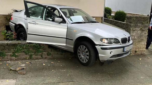 Ein 81-Jährige hat ihren Wagen unglücklich in de Vorgarten eines Mehrfamilienhauses rangiert. - © Polizei Lippe