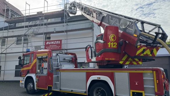 Ein Dachstuhlbrand in der Salzufler Innenstadt hat am Dienstagmorgen um 9.12 Uhr eine Meldung der Warnapp Nina ausgel&ouml;st. - &copy; Freitag TV