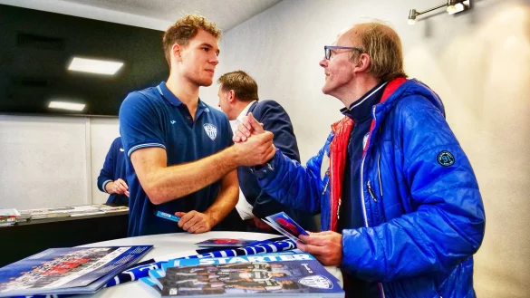 Hand drauf: Constantin M&ouml;stl verspricht Thorsten Seemann, einer der hei&szlig;esten TBV-Anh&auml;nger, dass sich die Lemgoer in Hamburg voll reinh&auml;ngen werden. - &copy; J&ouml;rg Hagemann