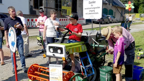 Auf dem Mini-Mähdrescher lernten Kinder und Erwachsene viel über den Weg von der Aussaat bis zum Brot. - © Rudi Rudolph