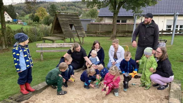 Erika H&auml;gler (von links), Katharina D&uuml;tting, Marina Gette, Domenik Paulus und Manon Paulus w&uuml;nschen sich f&uuml;r ihre Kinder Gerda, Elli, Damian, Celine, Nora, Cornelius, Jonas, Jasper und Matt&eacute;o einen sch&ouml;neren Spielplatz in der Heinrichstra&szlig;e. - &copy; Cordula Gr&ouml;ne