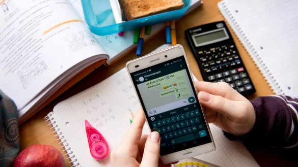 In NRW ist derzeit kein allgemeines Handyverbot an Schulen wie in den Niederlanden geplant. - &copy; Sven Hoppe/dpa