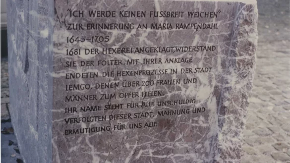 Der "Stein des Ansto&szlig;es" steht seit 30 Jahren zwischen Rathaus und Nicolaikirche. - &copy; Stadt Lemgo