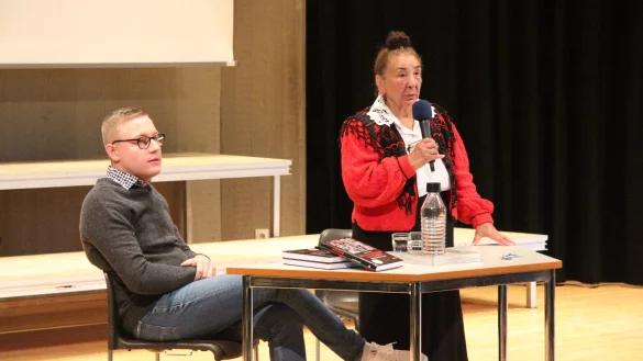 Auf Initiative von Louis Pawellek hat Agnes erstmals berichtet, was die Nazis ihr angetan haben. "Sorgt daf&uuml;r, dass so etwas nie wieder passiert", gab sie den Sch&uuml;lern mit auf den Weg. - &copy; Dieter Asbrock