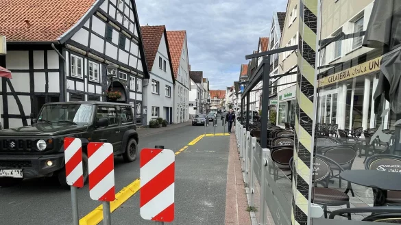 Provisorisch hat die Stadt erst einmal in H&ouml;he der Eisdiele eine Engstelle hergestellt, um zu sehen, wie es l&auml;uft. - &copy; Silke Buhrmester