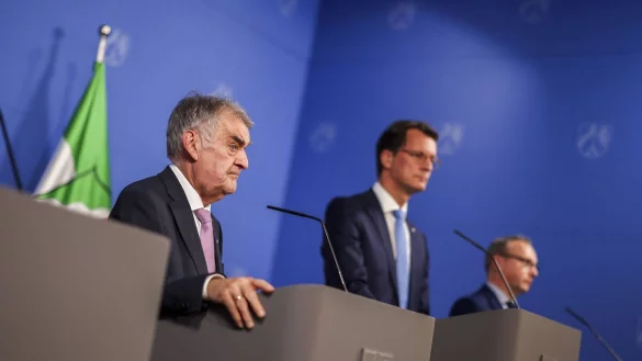 NRW-Innenminister Herbert Reul (v.l.), Ministerpr&auml;sident Hendrik W&uuml;st und Justizminister Benjamin Limbach haben jetzt eine Bundesratinitiative vorgestellt. - &copy; Christoph Reichwein