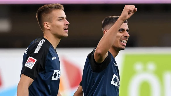 Koen Kostons reckt nach seinem 1:0-F&uuml;hrungstreffer die rechte Faust in die H&ouml;he. Filip Bilbija (l.) hatte f&uuml;r die Vorarbeit gesorgt. - &copy; Imago Images