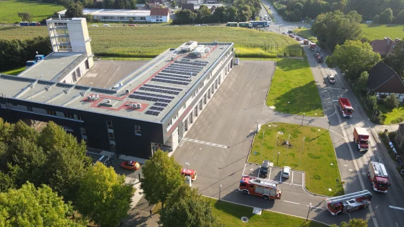 Die Fahrzeug-Karawane der Feuerwehr absolviert die letzten Meter auf ihrem Weg zur neuen Hauptwache an der Lockhauser Straße. - © Jan Henrik Ostmeier/Freiwillige Feuerwehr Bad Salzuflen