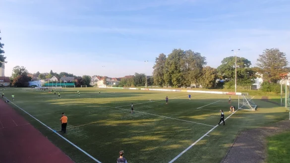 F&uuml;r den Kunstrasenplatz am Jahnplatz soll es im kommenden Jahr neue Flutlichter geben. Das scheint gesichert. - &copy; Katrin Kantelberg