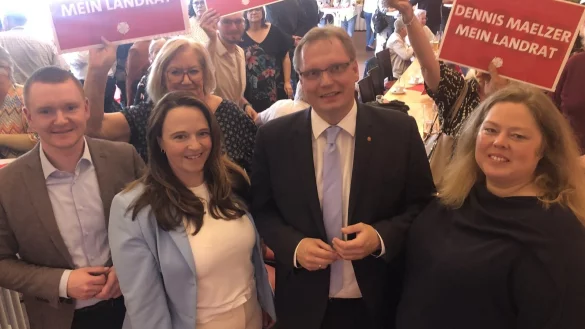 Die Findungskommission und ihr Landratskandidat: Dr. Dennis Maelzer (zweiter von rechts) ist erste Wahl des Kreisgesch&auml;ftsf&uuml;hrers Julian H&ouml;rdemann (links),der Kreisvorsitzenden Katrin Freiberger und der Kreistags-Fraktionschefin Ilka Kottmann (rechts). - &copy; Martin Hostert