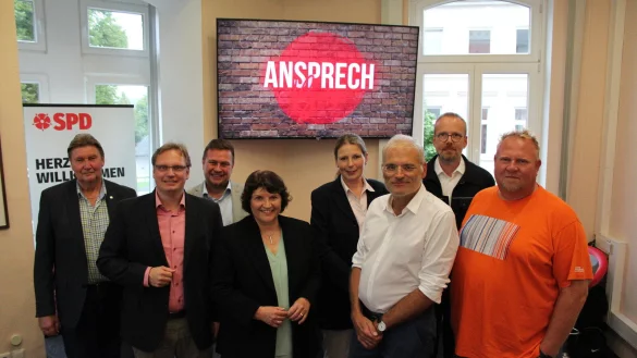 Diskutieren &uuml;ber den Schutz vor Extremwetter in Lippe: J&uuml;rgen Berghahn, SPD-Bundestagsabgeordneter f&uuml;r Lippe (von links), Dennis Maelzer, Alexander Baer und Ellen Stock (alle drei SPD-Landtagsabgeordnete aus Lippe), Dr. Kerstin Ahaus, Leiterin des Gesundheitsamtes des Kreises Lippe, Prof. Oliver Hall, Architekt und St&auml;dteplaner an der TH OWL, Thorsten Meier, Fachberater des Technischen-Hilfswerks in Detmold und Henning Schwarze, Klimaschutzmanager der Gemeinde Schlangen. - &copy; Abgeordnetenb&uuml;ro Ellen Stock