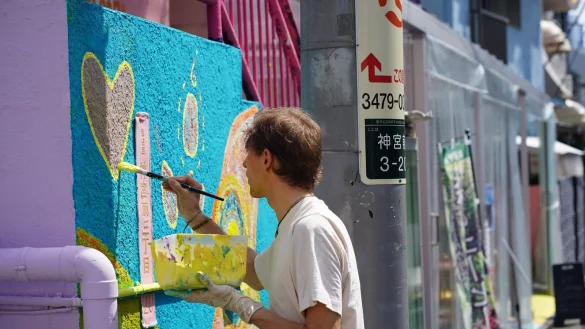 Dominic Klassen bemalt eine Galerie-Wand in Tokio. - &copy; Fotos: Krishangi Srivastava