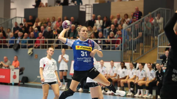 Freie Bahn f&uuml;r Blombergs Alexia Hauf, die hier im Spiel gegen Leverkusen einen weiteren Gegensto&szlig; zu einem Torerfolg nutzt. - &copy; Paul Cohen