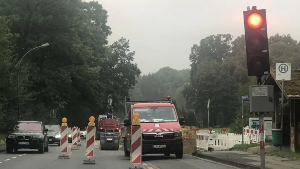 Die Baustelle in Diestelbruch wechselt in diesen Tagen die Stra&szlig;enseite. &Auml;gerlich: Ausgerechnet im Baustellenbereich hat ein Wasserschaden Telefonleitungen lahmgelegt. - &copy; Martin Hostert
