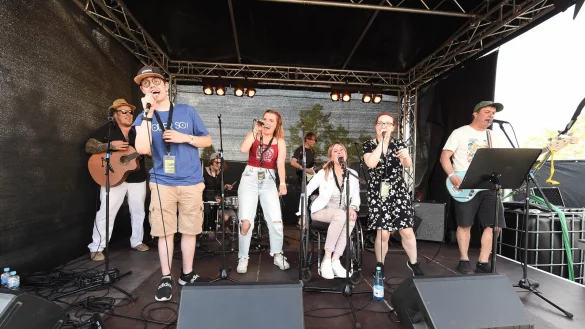 Die Bethel-Band "Oder so" hat ihr neues Album auf den Markt gebracht. Am Sonntag stellen die Musikerinnen und Musiker es live im "Forum" in Bielefeld vor. - © Christian Weische