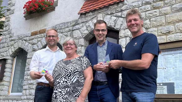 B&uuml;rgermeister Borris Ortmeier (von links), Petra Rose, Sebastian W&ouml;hler und Klaus D&uuml;wel freuen sich &uuml;ber den Westfalen-Weser-Kulturpreis. - &copy; Tamina-Shirin Marten