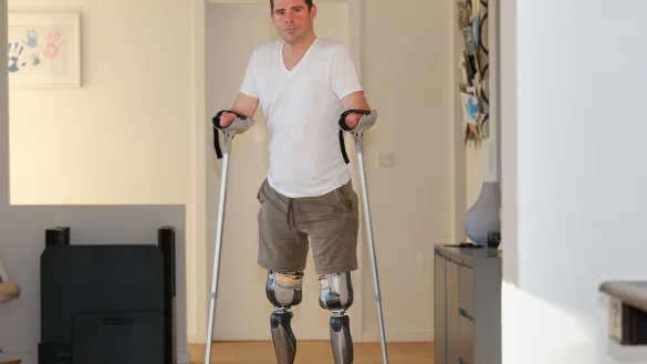 Der 41-j&auml;hrige Bielefelder Georg Winterling ist vierfach amputiert. Ein Jahr nach der Amputation kann er bereits auf Prothesen laufen. Zum Halten des Gleichgewichts nutzt er zwei Kr&uuml;cken, auf die er aber schon bald verzichten will. - &copy; Andreas Zobe