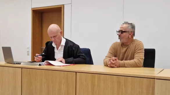 Der Eigent&uuml;mer des Geb&auml;udes sitzt neben seinem Verteidiger Jerrit Sch&ouml;ll. - &copy; Ilja Regier