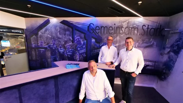 Andre Thiede (von links), Ralf Purrmann und Daniel Nunne f&uuml;hlen sich in der neuen Loge.Ten auf Anhieb wohl. - &copy; J&ouml;rg Hagemann