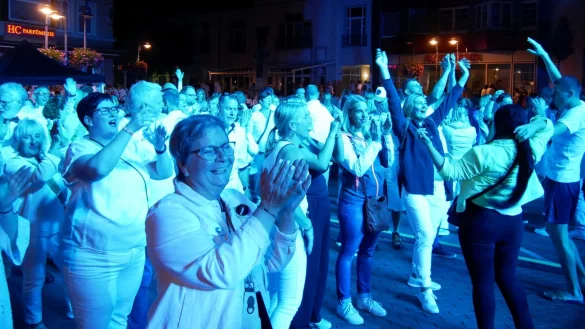 Tanz und Schwoof beim "Dinner in White" auf dem Marktplatz. - &copy; Thomas Kr&uuml;gler