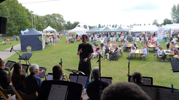 Die Big Band der Musikschule Detmold unter Leitung von Georg Schmitt sorgt f&uuml;r beste Unterhaltung am Hangar. - &copy; Thomas Kr&uuml;gler