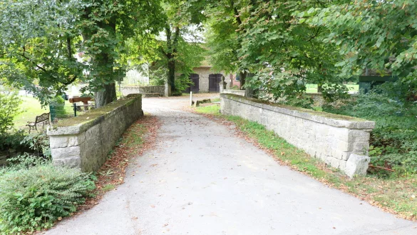 Die Br&uuml;cke "Werregrund" in Schmedissen hat ein massives Br&uuml;stungsmauerwerk. - &copy; Alexandra Schaller