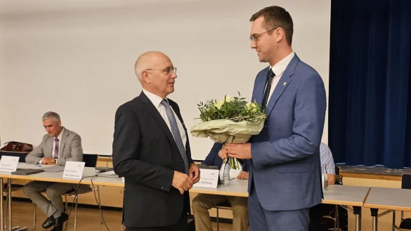 Frank Rayczik (links) ist der zweite Beigeordnete der Stadt Lage und &uuml;bernimmt den Fachbereich 3, nach der Wahl im Rat gratulierte B&uuml;rgermeister Matthias Kalkreuter. - &copy; Astrid Sewing