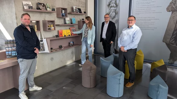 Fabian Schröder (links) präsentiert das umgestaltete Museumsfoyer. Lysann Rehberg, Markus Baier und Dr. Hauke Kutscher (von links) begutachten insbesondere den neuen Museumsshop. - © Alte Hansestadt Lemgo