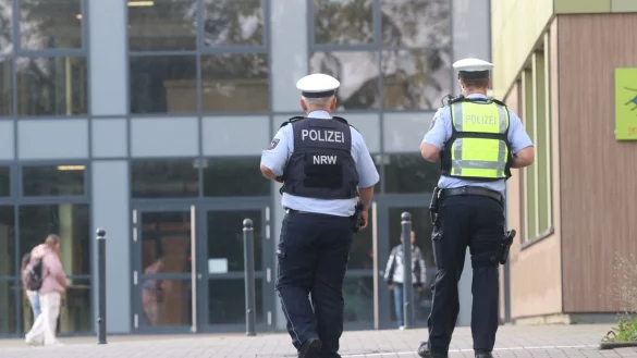 Nach Amokdrohung: Polizei mit Einsatzkr&auml;ften an der Stadtschule in L&uuml;bbecke. - &copy; Claus Frickemeier
