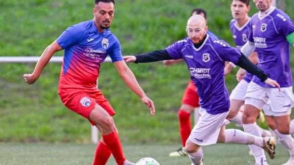 Faire Duelle: Die Wege von Erduan Sabani vom FC Cavo Lage (links) und dem Pivitsheider Aslanbek Nuraev kreuzten sich immer wieder. In dieser Szene beh&auml;lt Sabani die Oberhand. - &copy; Egon Penner