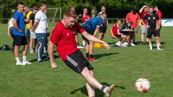 Inoffizieller Freistoßkönig des TuRa Heiden: Janik Markmann (hier beim Freistoß) setzt sich mit seinem Teamkollegen Leon Corbelin gegen die starke Konkurrenz durch. - © Egon Penner