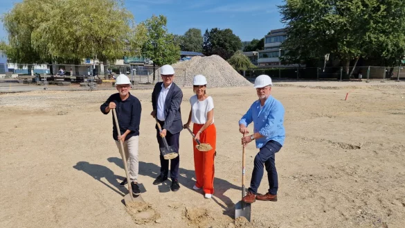 Setzen zum symbolischen ersten Spatenstich des Neubaus an der Realschule Lemgo an: (von links) Architekt Frank Winterhalter, B&uuml;rgermeister Markus Baier, Schulleiterin Dorit Meier und Martin Gasse von Gasse-Schumacher-Partner Landschaftsarchitekten. - &copy; Nadine Uphoff
