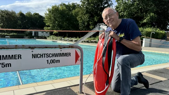 F&ouml;rdervereinsvorsitzender Hasso-R&uuml;diger Tretow und seine Mitstreiter freuen sich &uuml;ber jedes Kind, das vom Nichtschwimmer zum Schwimmer wird. - &copy; Sandra Castrup