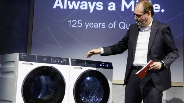 Markus Miele, G&uuml;tersloher Gesch&auml;ftsf&uuml;hrender Gesellschafter, pr&auml;sentiert bei einer Pressekonferenz auf der IFA die neuen Waschmaschinen. - &copy; Carsten Koall
