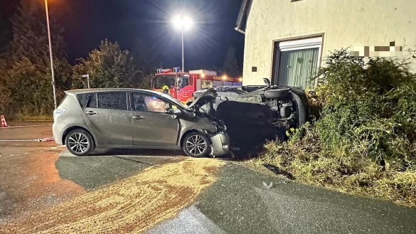 Bei einem Verkehrsunfall in der Stra&szlig;e Hohenwart prallte ein Auto Donnerstagabend mit dem Dach gegen die Hauswand. - &copy; Feuerwehr Detmold