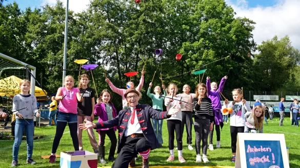 Jens Heuwinkel von der Zirkusschule war in Entrup zu Gast und brachte den Kindern viel Spa&szlig;. - &copy; Nicole Ellerbrake