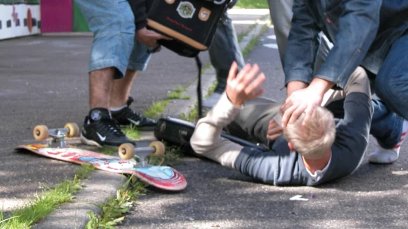 K&ouml;rperverletzungen kommen auch auf lippischen Schulh&ouml;fen vor. - &copy; Polizeiliche Kriminalpr&auml;vention der L&auml;nder und des Bundes