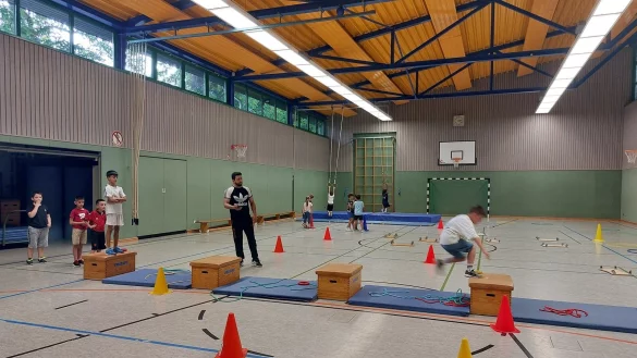 Nicht einfach nur Schulsport: Die p&auml;dagogischen Sport-AGs des Offenen Ganztags an der Grundschule Ahornstra&szlig;e dienen der F&ouml;rderung von Zusammenhalt, Teamf&auml;higkeit und R&uuml;cksichtnahme. - &copy; OGS Grundschule Ahornstra&szlig;e