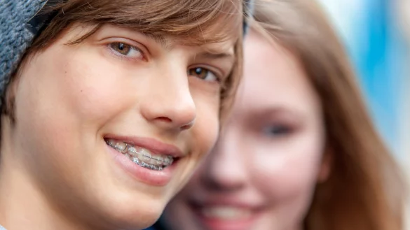 Goldgrube Kindermund: 80 Prozent der Eltern zahlen bei der Zahnspange privat dazu, obwohl sie bei entsprechender Indikation eine Kassenleistung ist. Dahinter steckt laut Experten undurchsichtige Manipulation vieler Praxen. - © picture alliance