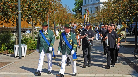 Die Sch&uuml;tzen feiern am Sonntag ihren neuen K&ouml;nig Detlef Bollh&ouml;fer mit seiner K&ouml;nigin Tanja Alth&ouml;fer.