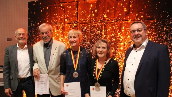 KSB-Pr&auml;sident Friedhelm B&ouml;ger (links) und Landrat Dr. Axel Lehmann (rechts) ehren die lippischen Spitzensportler (von links) Dieter Denecke (70. Sportabzeichen), Katjana Quest-Altrogge (Triathlon, Leichtathletik) und Monika K&ouml;rner-Downes (Teilnahme Ironman Hawaii). - &copy; Kreis Lippe