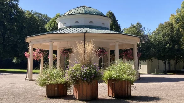 Der Brunnentempel steht im Zentrum des historischen Kurparks von Bad Meinberg. - &copy; Cordula Gr&ouml;ne